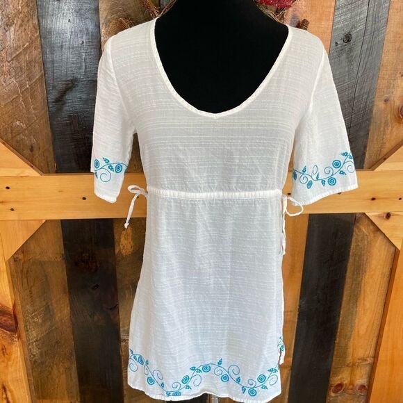 EASTERN Mountain Sports white v neck top with embroidered accents size XS - Picture 1 of 5